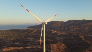 Rüzgar güç türbini temiz yenilenebilir enerji üretiyor