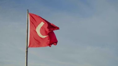 Güneşli bir günde dalgalanan Türk bayrağı. Türkiye 'nin Ulusal Sembolü