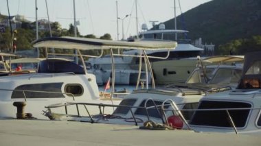 Yat ve tekneler yat limanındaki yat kulübüne demirlemiş. Gün batımı zamanı