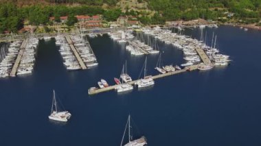 Yatlar rıhtımda rıhtımda yat kulübünde.