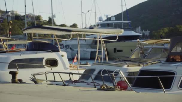 ヨットやボートは マリーナベイのヨットクラブの桟橋にドッキングしました 日没時間 — ストック動画