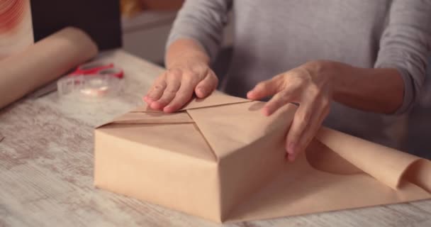 Vrouw handen bereiden cadeau, verrassing en verpakking geschenkdoos — Stockvideo