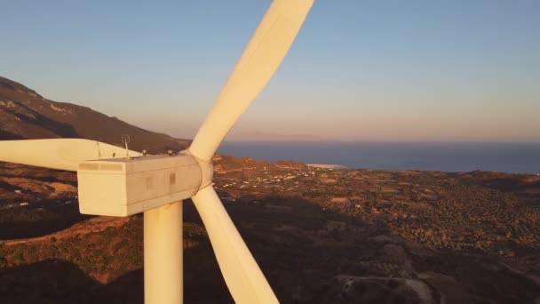 Udržitelná energie větrných turbín rotačními lopatkami — Stock video