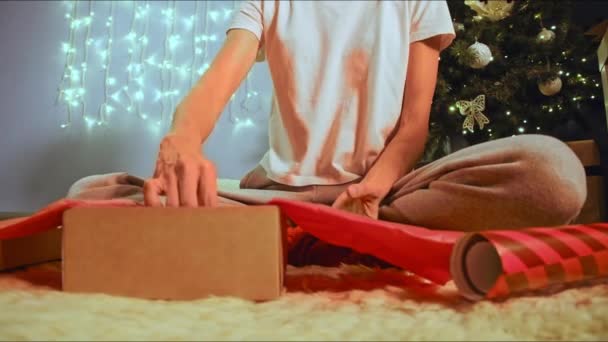 Woman wrap present gift in cozy living room — Stock Video