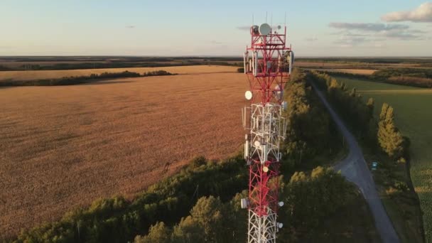 Lokalizacja komórki wieży telefonicznej z nadajnikiem stacji bazowej 5G — Wideo stockowe