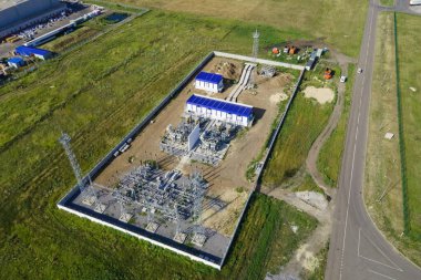 Elektrik dağıtım istasyonu, trafolar, yüksek voltaj hatları. Yüksek elektrik santrali