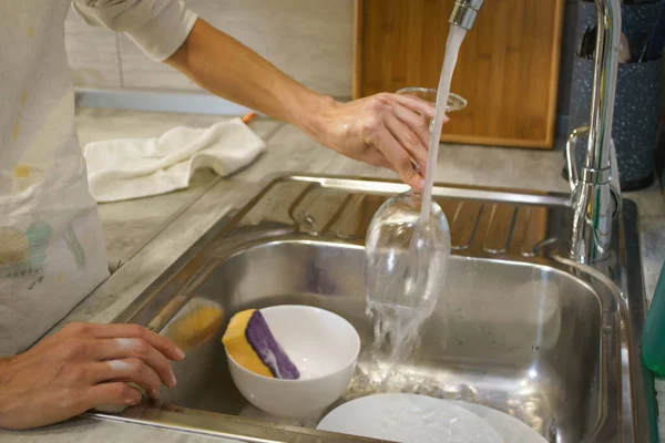 Huisvrouw Die Het Glas Wast Het Eten Vrouw Die Huishoudelijke — Stockfoto