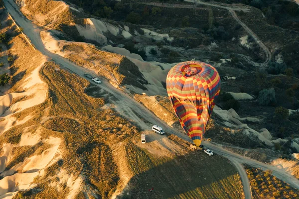 Balão Quente Pousou Estrada Carro Capadócia Turquia — Fotografia de Stock