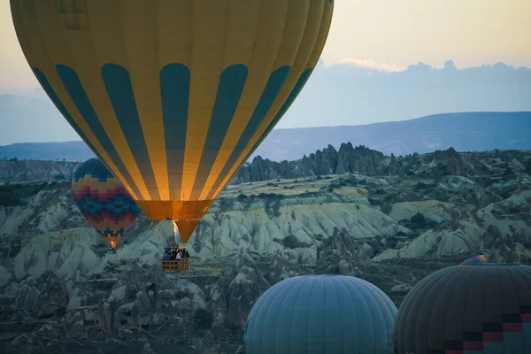 Balões Quente Sobrevoando Paisagem Capadócia Vista Aérea Parque Nacional Goreme — Fotografia de Stock