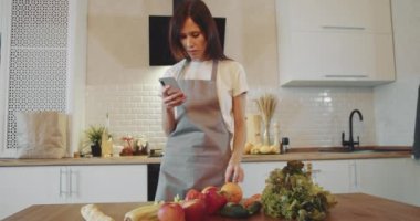 Kadın taze meyveleri akıllı telefondan al.