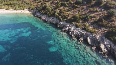 Türkiye 'nin Datca yarımadasında kristal berrak mavi suya sahip boş turkuaz plaj