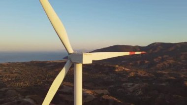 Rüzgar türbinleri gün doğumunda. Rüzgar çiftliği karbon nötr yeşil enerji üretiyor