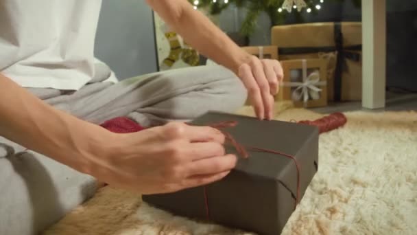 Χριστουγεννιάτικη διακόσμηση. Κουτί δώρου για γυναίκες — Αρχείο Βίντεο