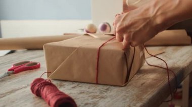 Kadın elleri hediye hazırlıyor, sürpriz ve paketleme
