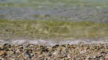 Kiremit plajı ve gevşemiş deniz dalgaları