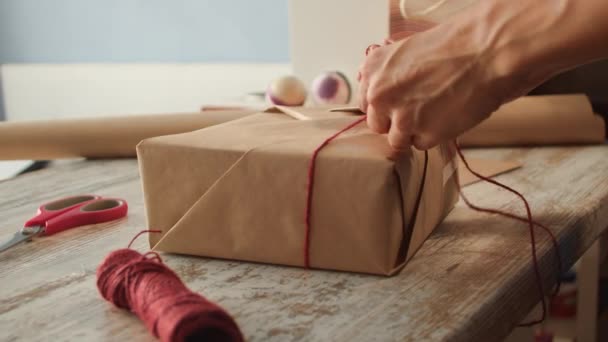 Vrouw handen bereiden cadeau, verrassing en verpakking geschenkdoos — Stockvideo