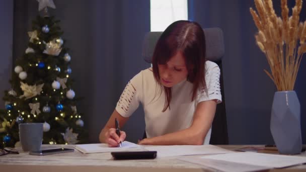 Frau Bei Der Budgeteinschätzung Für Den Einkaufsbummel Der Weihnachtszeit Buchhalterin — Stockvideo