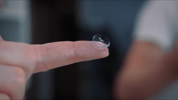 Lensa Kontak Pada Jari Manusia Koreksi Konsep Penglihatan Miopia — Stok Video