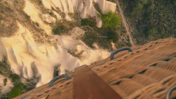 カッパドキア上空を飛ぶ熱気球からの眺め — ストック動画