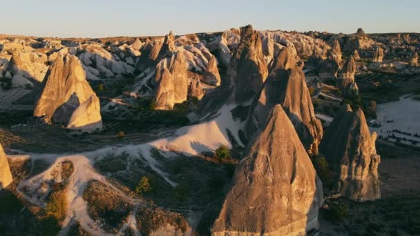 Zonsondergang in cappadocië rood dal landschap, Luchtfoto — Stockvideo