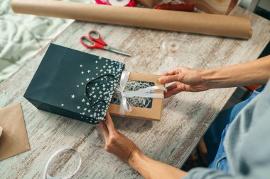 Kraft ambalaj kağıdıyla kadın ambalaj kutusu. Mutlu bayram hediyeleri ve hediyeler. DIY Sanat Sanatı