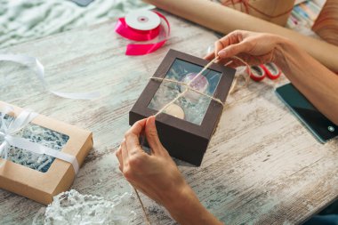 Hediye paketi. Kadın elleri hediye hazırlıyor, sürpriz ve paketleme