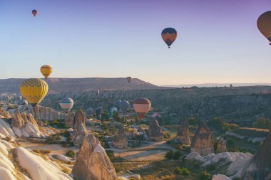 Kapadokya üzerinde uçan sıcak hava balonları, hava manzarası, Goreme Ulusal Parkı, Türkiye