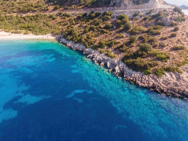 Türkiye 'nin Mugla ilçesinde derin ve kristal mavi koy ve temiz turkuaz suya sahip Datca kıyı şeridi