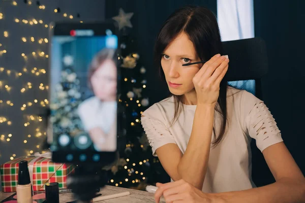 Blogueuse Enregistrement Vidéo Vlog Avec Maquillage Cosmétique Veille Noël Influence — Photo