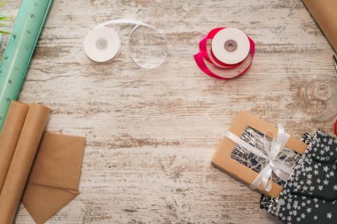 Arkaplanda hediye kutularını paketliyorum. Hediyeler dekor ögeleri ile hazırlanıyor.