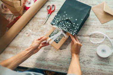 Kadın hediye paketi hediye paketi. El yapımı dekor kavramı