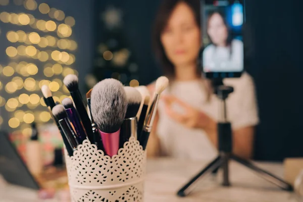 Kosmetiska Borstar Med Kvinnliga Bloggare Inspelning Vlog Video Med Makeup — Stockfoto