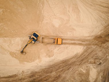 Opencast Kum Ocağı, inşaat endüstrisi için endüstriyel kum çıkarma. Kazıcılar ve traktörler kumu çöp kamyonlarına yükler.