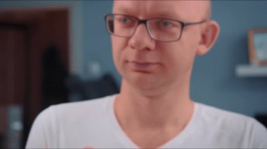 Adam aynanın önünden gözün içine kontak lensi alıyor.