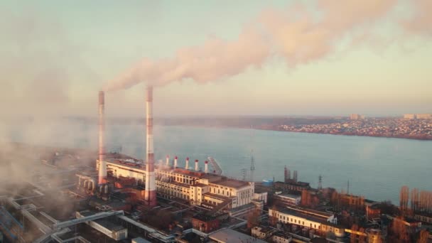 Zona industrial com poluição de fábrica, gases de escape de chaminé — Vídeo de Stock
