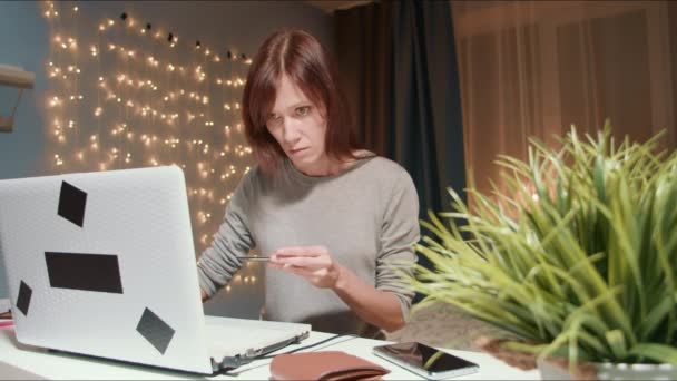 Жінка тримає кредитну картку використовуйте телефон намагайтеся оплатити через додаток електронного банку — стокове відео