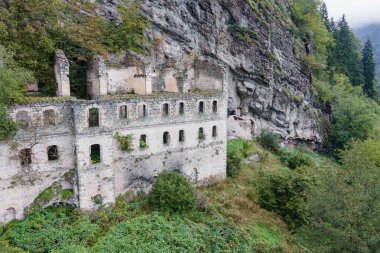 Vazelon Manastırı 'nın kalıntıları. Türkiye 'nin Trabzon kentindeki kullanılmayan eski ortodoks tarihi manastırı