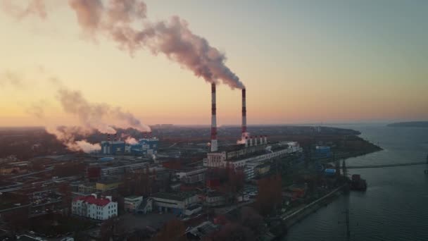 Vista aérea de alta pilha de fumaça com emissão de fumaça — Vídeo de Stock