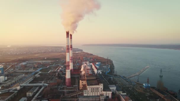 Contaminación industrial de fábricas, gases de escape de chimeneas — Vídeo de stock