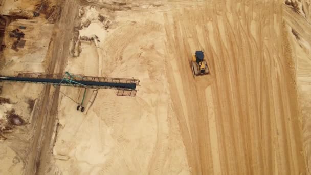 Gruvtransportörer och gruvmaskiner vid sandbrott. — Stockvideo