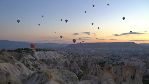 Veel hete lucht ballonnen vliegen over valleien in Goreme — Stockvideo