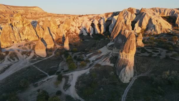 Paysage dans la vallée de la Rose au coucher du soleil dans le parc national de Goreme, en Cappadoce — Video