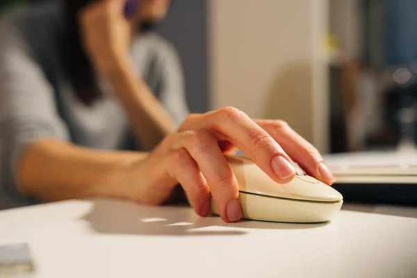 Zblízka Záběr Ruky Ženy Pomocí Myši Notebook Aby Nakupování Prohlížení — Stock fotografie