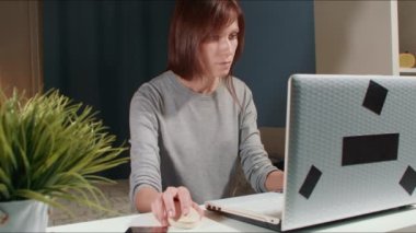 Kadınlar dizüstü bilgisayar kullanıyor. E-banka deneyimleriyle ödeme yapmaya çalışıyorlar.