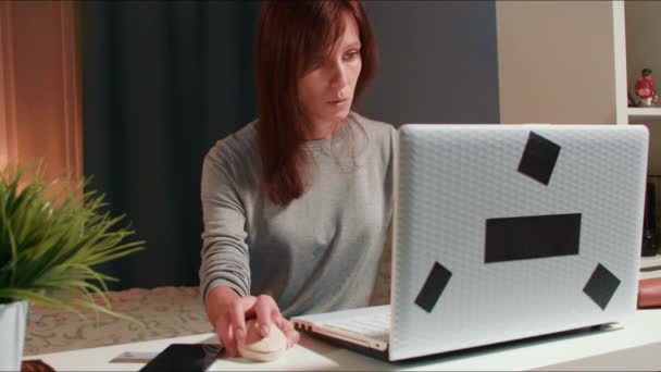 使用笔记本电脑在网上购物的女人在网上购物 — 图库视频影像