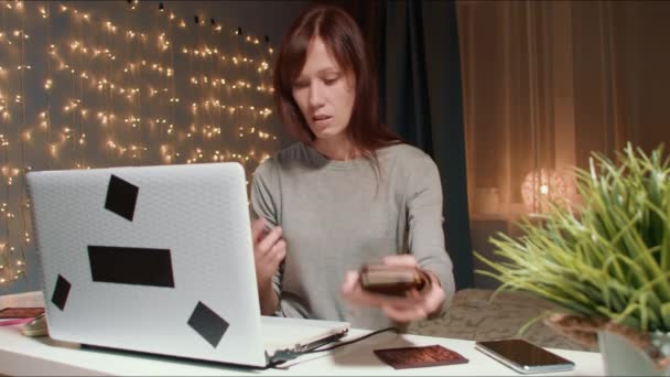 网上购物的妇女，家里有信用卡 — 图库视频影像