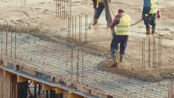 Cofragem de mistura de concreto, trabalhador derramando em um canteiro de obras — Vídeo de Stock