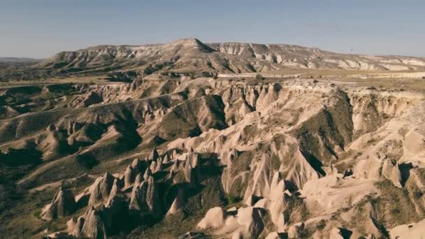 Veduta aerea delle formazioni rocciose naturali in Cappadocia — Video Stock