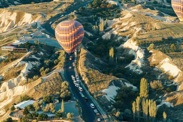 Balão Quente Pousou Estrada Carro Capadócia Turquia — Fotografia de Stock