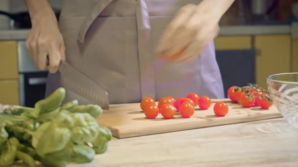 Cocina vegetariana comida saludable en la cocina moderna — Vídeo de stock